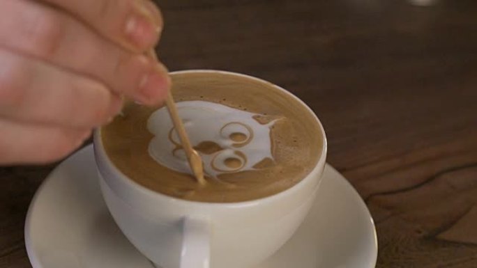 咖啡师制作拿铁艺术的手