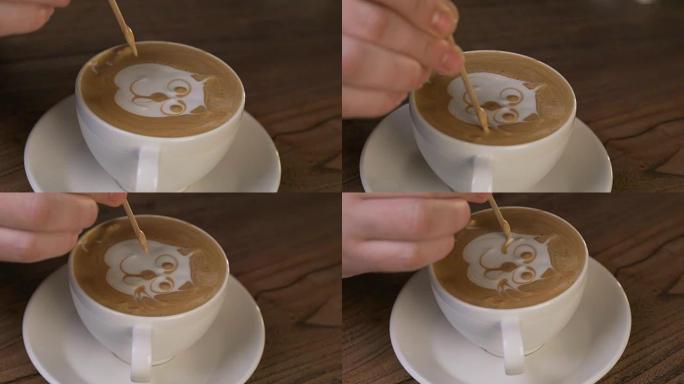 咖啡师制作拿铁艺术的手