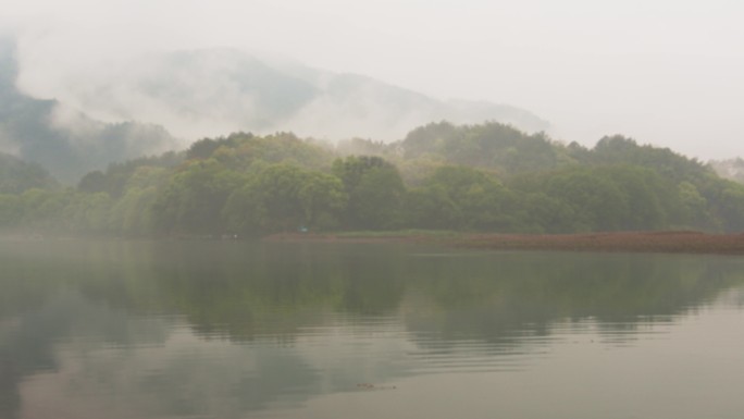 江南水乡山水朦胧小船帆船烟雨江南水面倒影