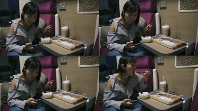 女人在泰国的火车上吃晚饭