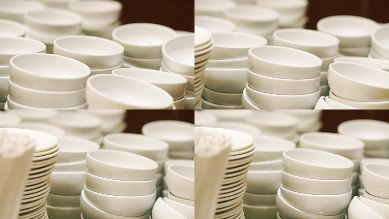 白色餐具成堆的干净碗和盘子。