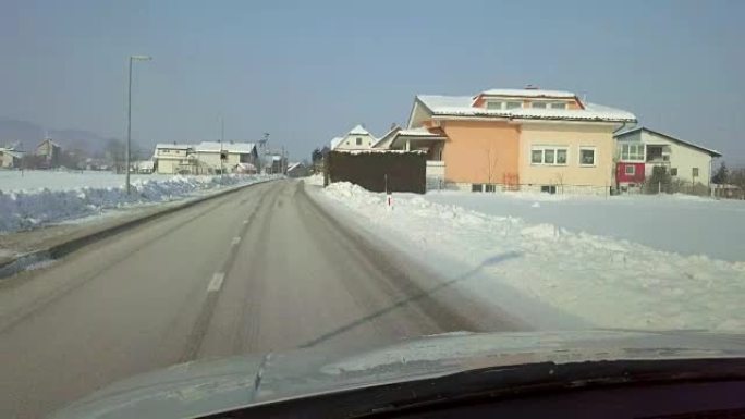 在雪地上行驶