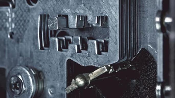锁内转动钥匙特写