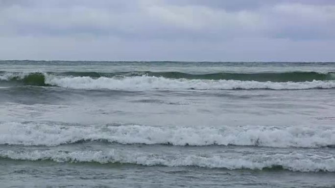 岸上被冰覆盖的波浪卷