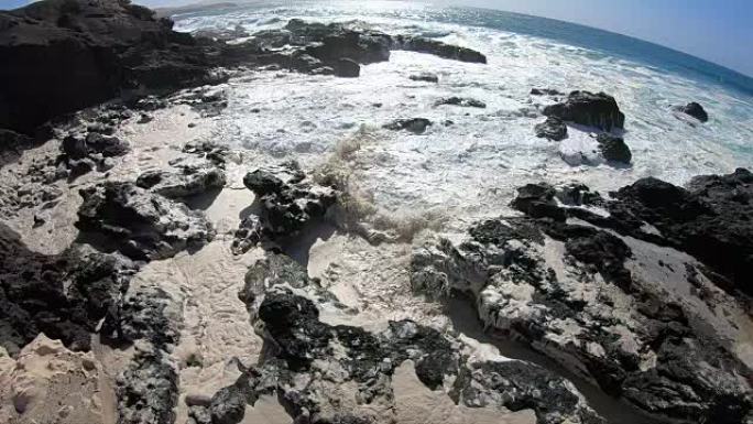 大西洋富埃特文图拉，4K，拉的火山海滩上的慢动作大浪与泡沫相比