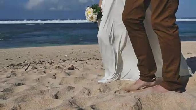 新婚夫妇刚结婚并在海滩散步的镜头