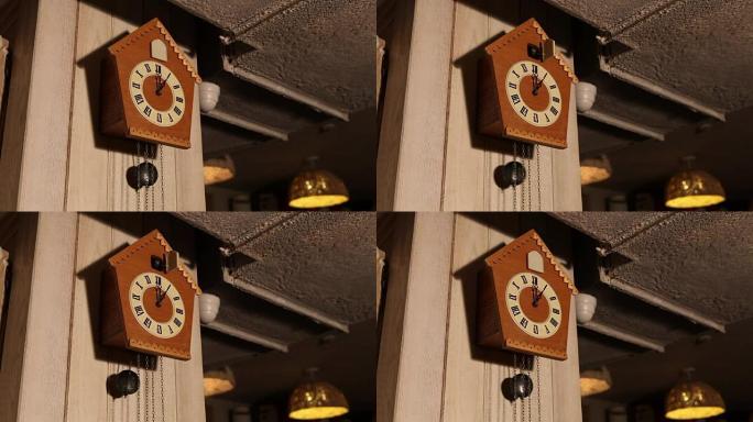 旧的布谷鸟钟挂在房间的营地上