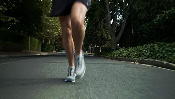 健康的慢跑男子在路上奔跑