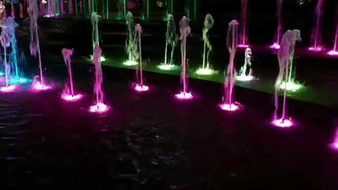 多媒体喷泉表演，晚上配有彩色照明灯