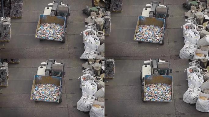 回收工厂院子里有大勺垃圾分类卡车