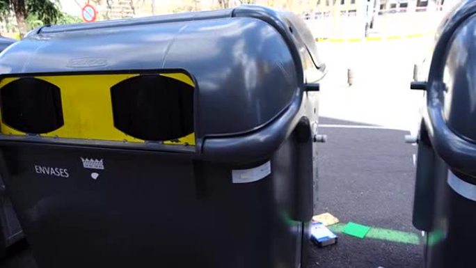 西班牙马德里街头的垃圾桶。