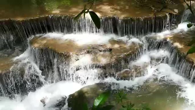 泰国北碧府的天堂瀑布 (Huay Mae Kamin Waterfall)。