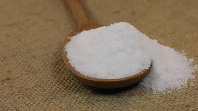 旋转勺子，撒满盐晶体，躺在粗麻布上