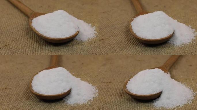 旋转勺子，撒满盐晶体，躺在粗麻布上