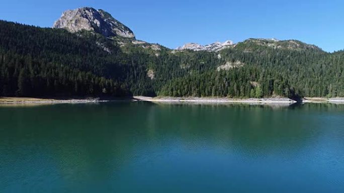 飞越杜米多国家公园的黑湖。黑山。