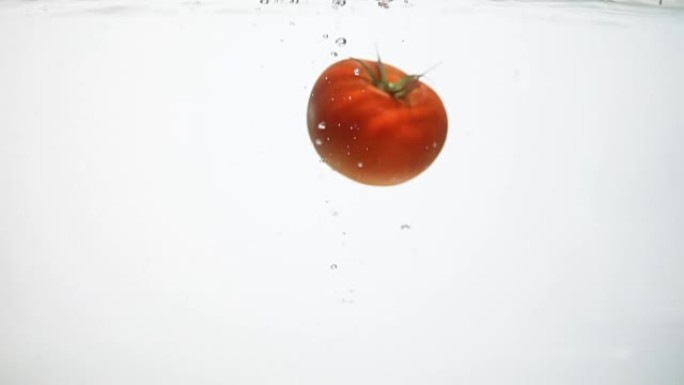 番茄正在沉入水中