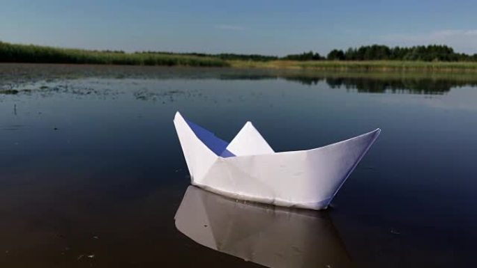 漂浮在水面上的白纸船