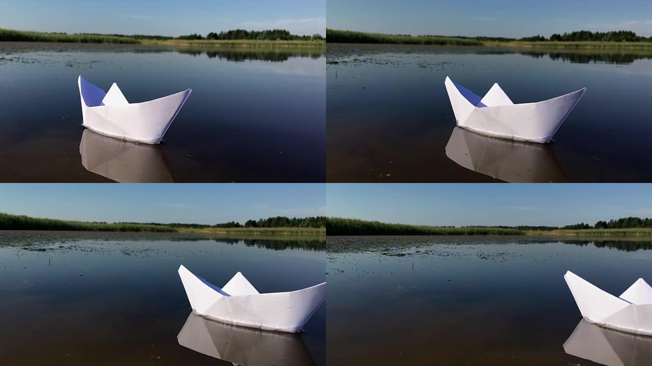 漂浮在水面上的白纸船