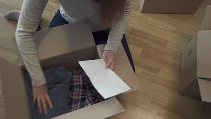 一名妇女搬到新公寓后打开箱子