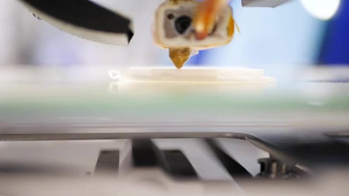 用3D打印机上的塑料丝进行打印。3D塑料打印机，3D打印。增材制造。学校实验室工作期间的三维打印机。