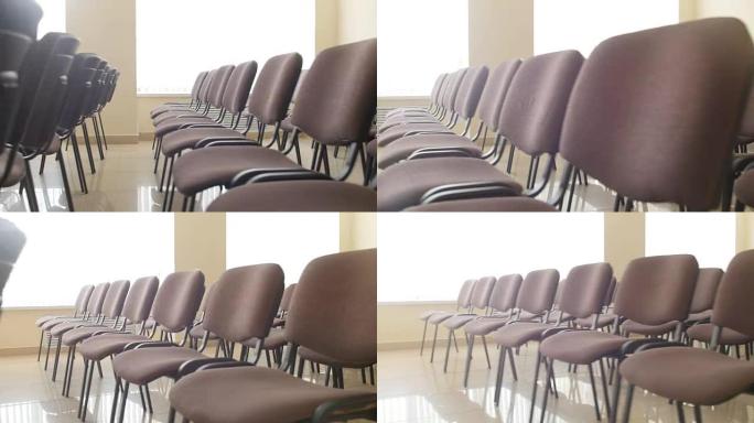 会议室里一排排椅子