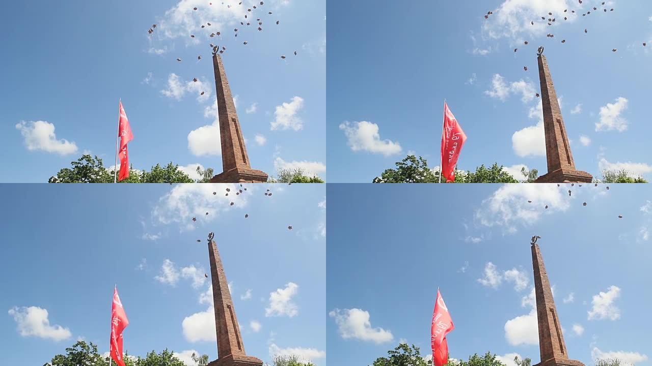 红旗在风中挥舞。气球升入天空