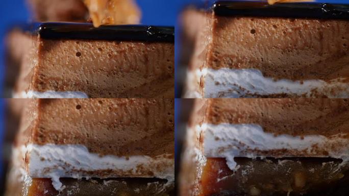 提拉米苏蛋糕。提拉米苏盘子蛋糕，叉子孤立在深蓝色特写