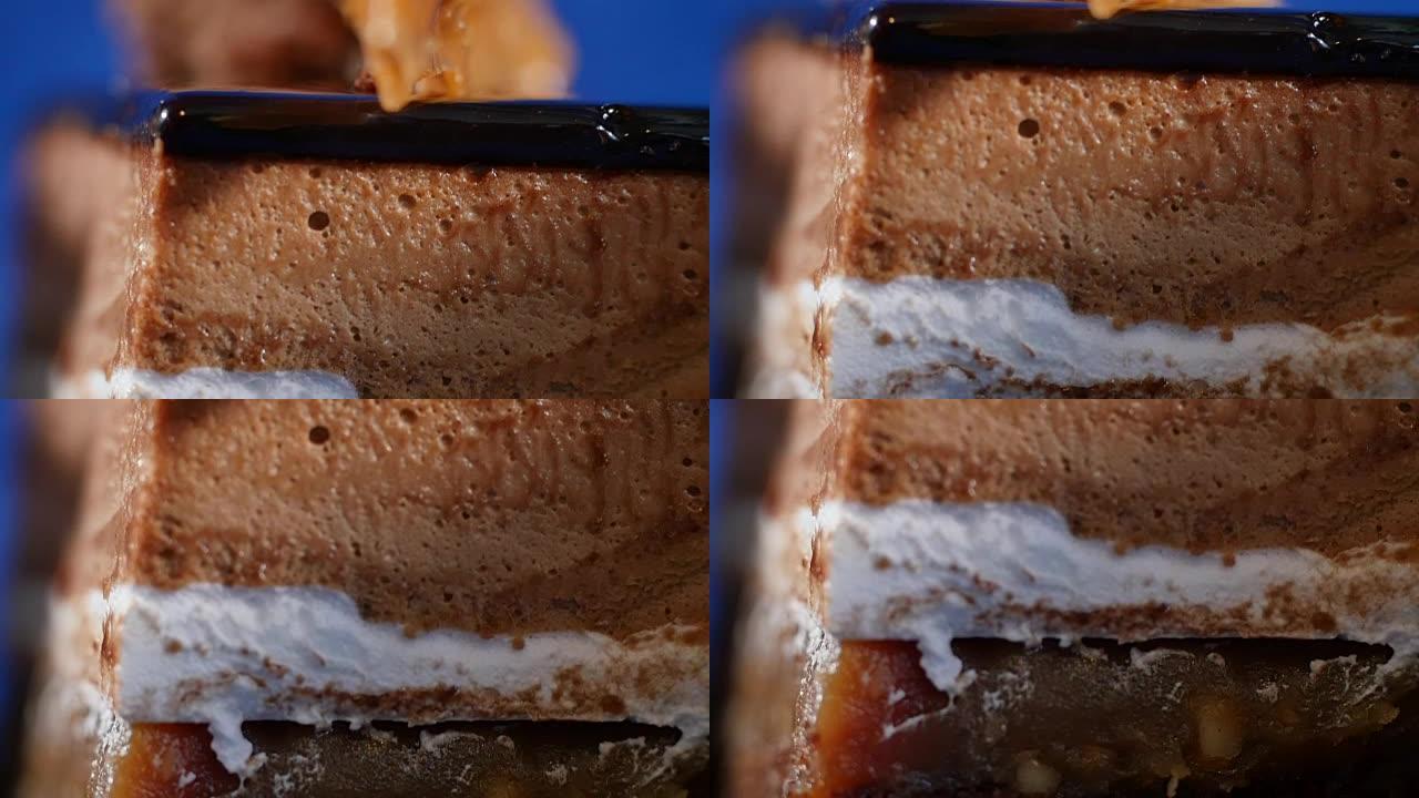 提拉米苏蛋糕。提拉米苏盘子蛋糕，叉子孤立在深蓝色特写