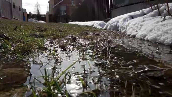 春天的风景，僻静地方的最后一场雪。镜头。明亮的阳光融化了雪。没有叶子的落叶树。融化雪中的水。春。雪融