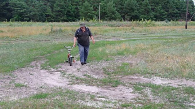 胖老人走在乡间小路上，开着孙子的三轮车