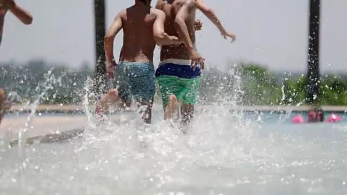 暑假期间，孩子们在游泳池以超慢动作120fps跑步。孩子们在游泳池里到处泼水