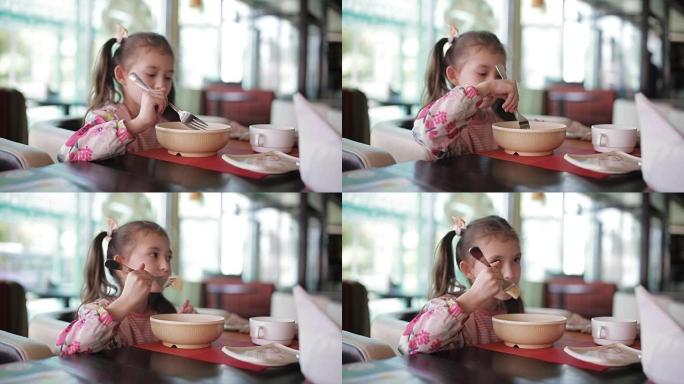 饥饿的女孩在餐厅吃饺子