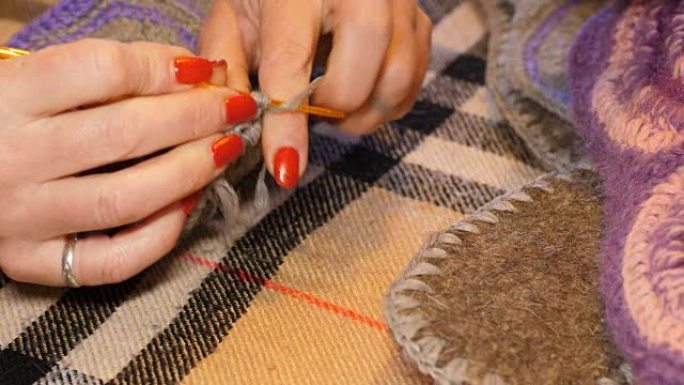 女人编织钩编毛坯制作柔软的家用拖鞋