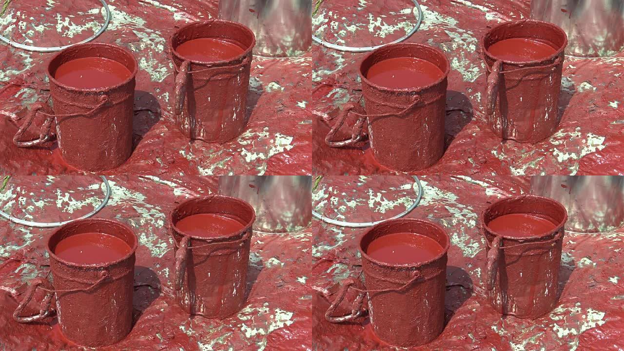 两个合成红色合成漆桶，用于高压电杆铺设领先电线，油漆一根旧钢柱，捷克共和国