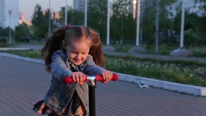 小女孩用脚踏车跑步
