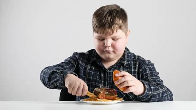 年轻的胖男孩将薯条添加到汉堡50 fps
