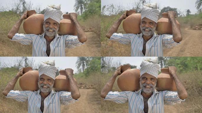 一个快乐而微笑的男性农民，肩上扛着两个装满淡水的土锅