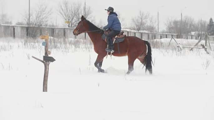 骑红马在雪场上的女骑手