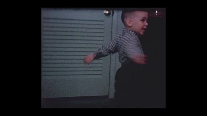 小男孩教小弟弟如何跳麻花舞