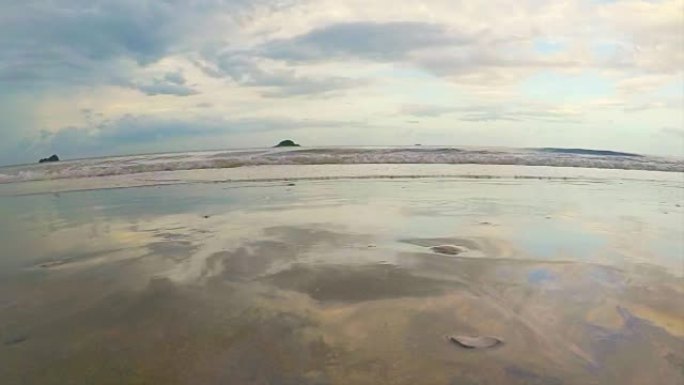 泰国华欣海滩的海景波浪