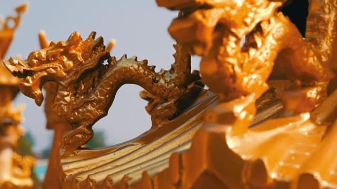寺庙建筑群中的中国龙金像。中国寺庙的装饰与装饰