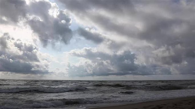 海上沙滩上的暴风雨，阴云密布，风追逐海浪和云层。