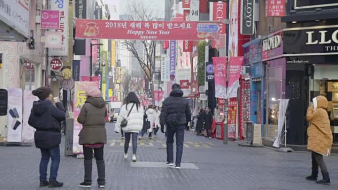 明洞市场。人们在慢动作的商店街上行走，首尔，韩国