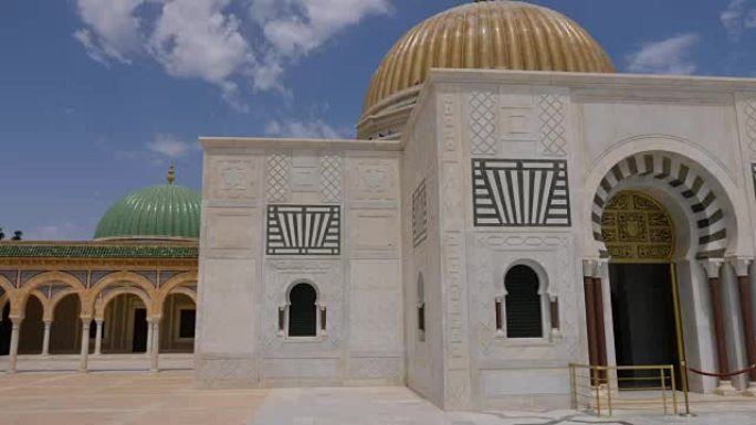突尼斯莫纳斯提尔市哈比卜·布尔吉巴陵墓的柱廊和入口。多莉开枪
