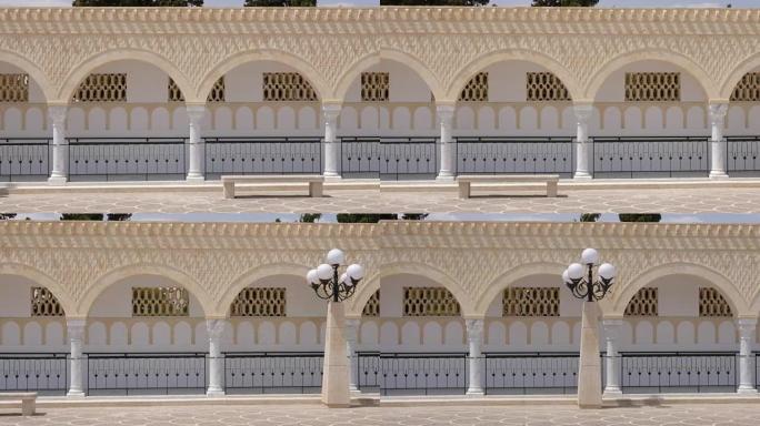 突尼斯莫纳斯提尔广场哈比卜·布尔吉巴的全景行列有拱门。多莉射击外观