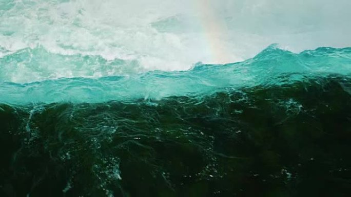 带有美丽阴影的水流冲下。水面上的彩虹。尼亚加拉瀑布