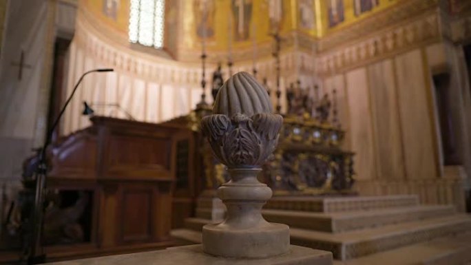 仔细观察意大利巴勒莫西西里岛大教堂内的一个小摊