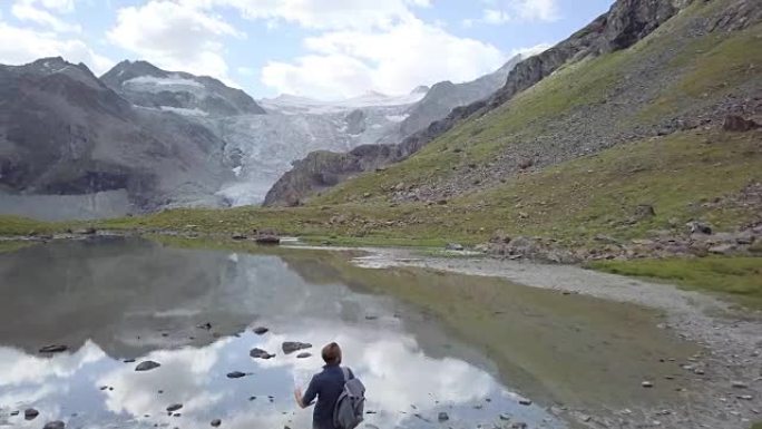 瑞士徒步旅行者男性看步道地图的无人机视图