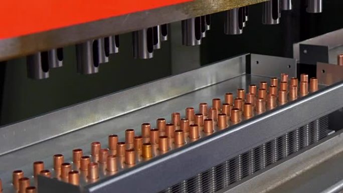 在工业数控机床上制造金属铜管。