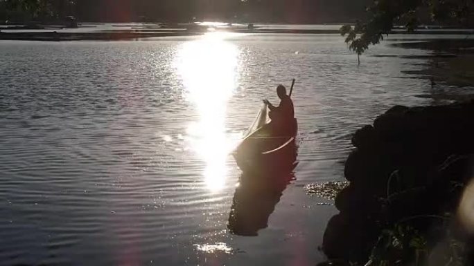 日落时山湖充满活力的金色反射。剪影